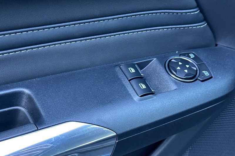 Ford Mustang Vehicle Full-screen Gallery Image 11