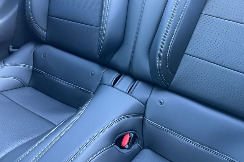 Ford Mustang Vehicle Full-screen Gallery Image 12