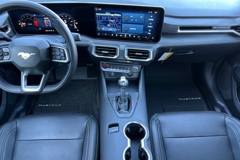 Ford Mustang Vehicle Full-screen Gallery Image 13