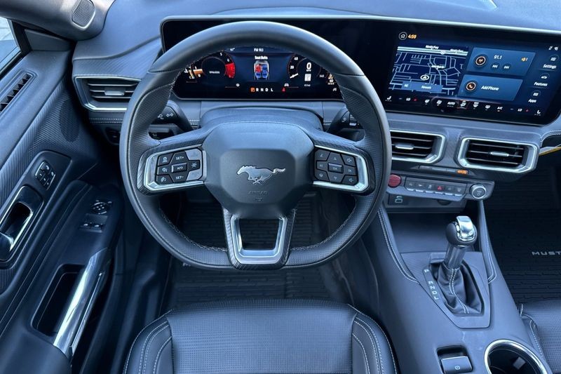 Ford Mustang Vehicle Full-screen Gallery Image 14