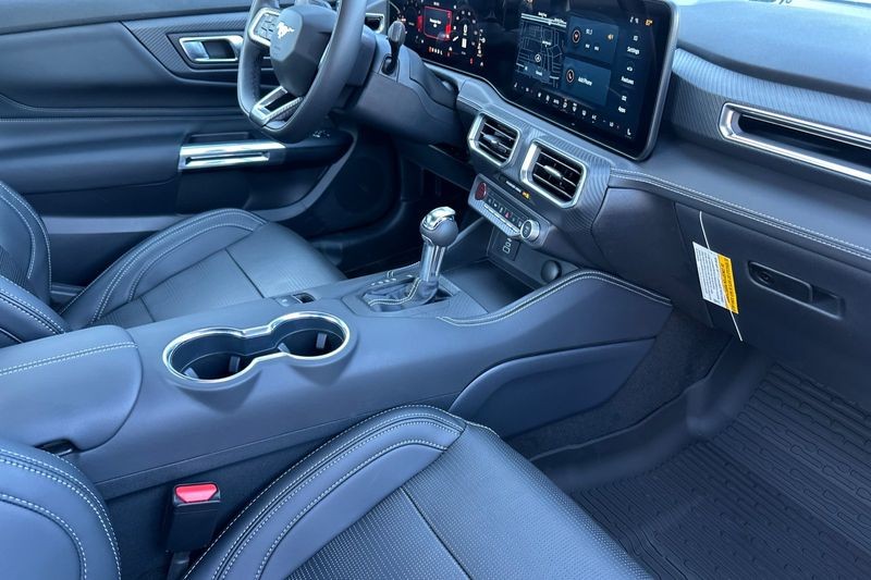 Ford Mustang Vehicle Full-screen Gallery Image 15