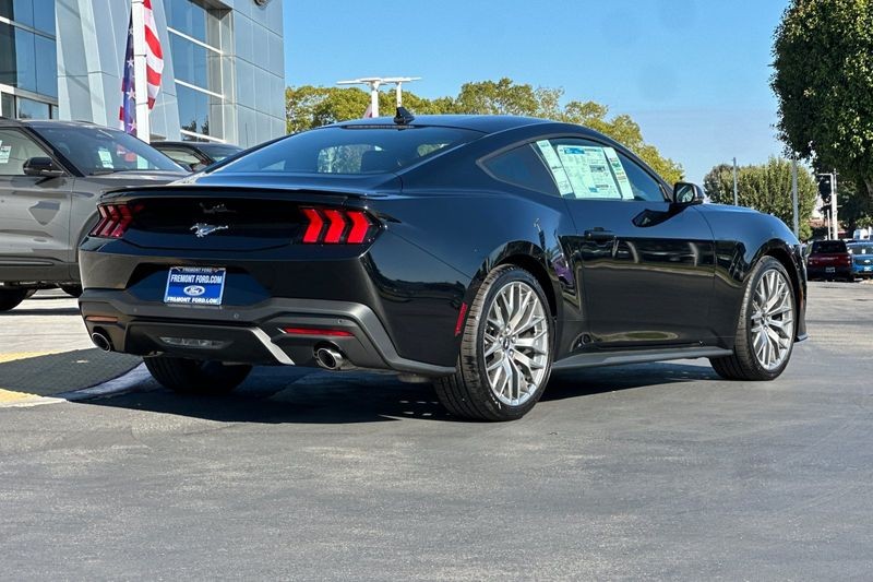 Ford Mustang Vehicle Full-screen Gallery Image 03