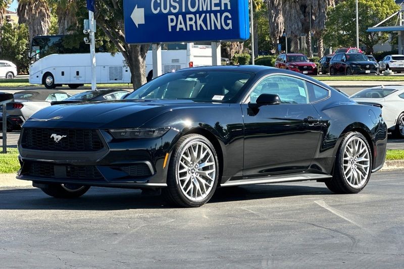 Ford Mustang Vehicle Full-screen Gallery Image 07