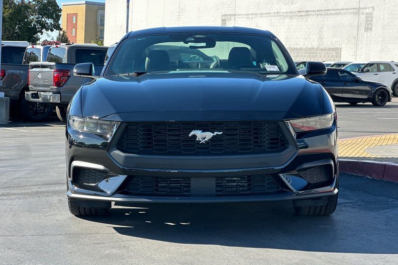 Ford Mustang Vehicle Full-screen Gallery Image 08