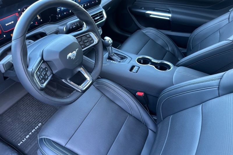 Ford Mustang Vehicle Full-screen Gallery Image 09