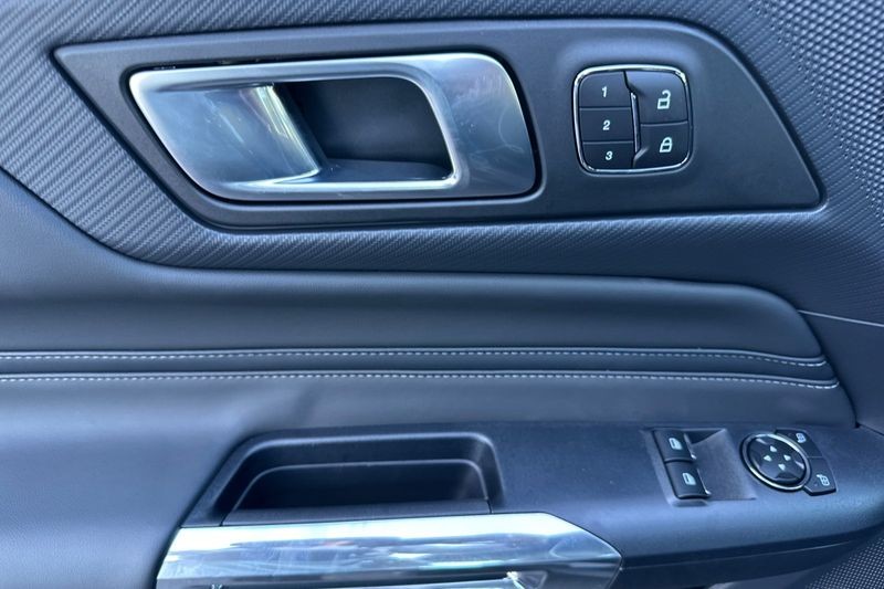 Ford Mustang Vehicle Full-screen Gallery Image 10