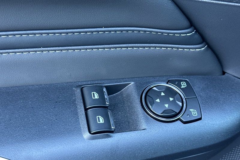 Ford Mustang Vehicle Full-screen Gallery Image 11