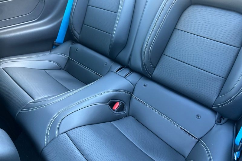 Ford Mustang Vehicle Full-screen Gallery Image 12
