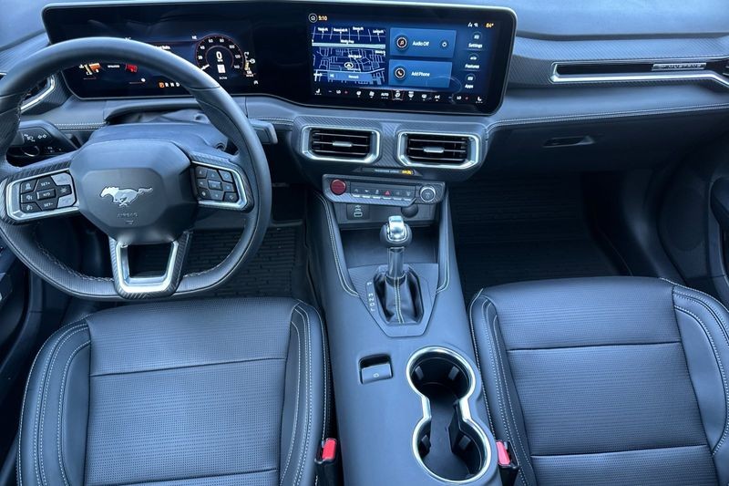 Ford Mustang Vehicle Full-screen Gallery Image 13