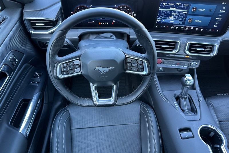 Ford Mustang Vehicle Full-screen Gallery Image 14