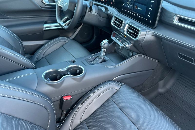 Ford Mustang Vehicle Full-screen Gallery Image 15