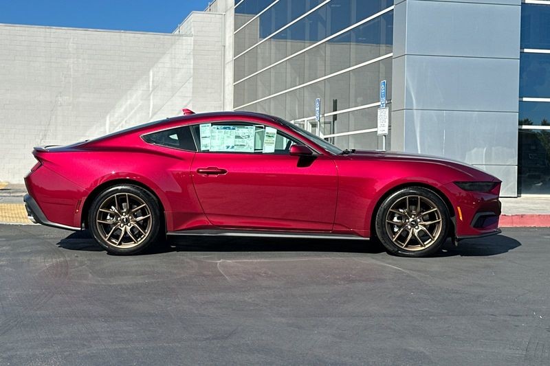 Ford Mustang Vehicle Full-screen Gallery Image 02