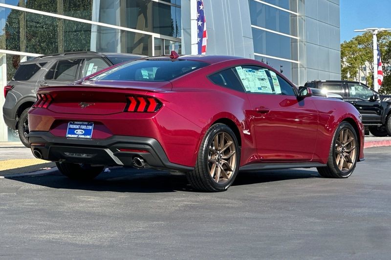 Ford Mustang Vehicle Full-screen Gallery Image 03