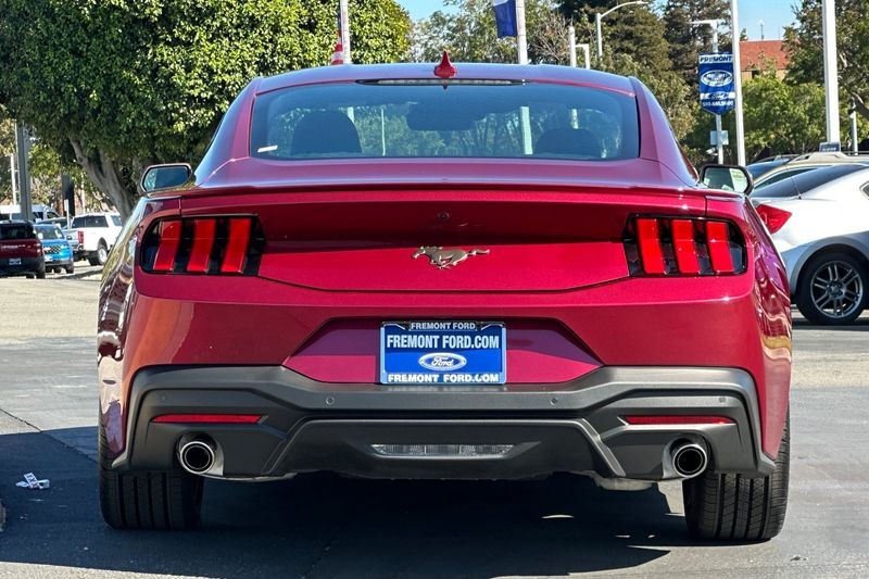 Ford Mustang Vehicle Full-screen Gallery Image 04