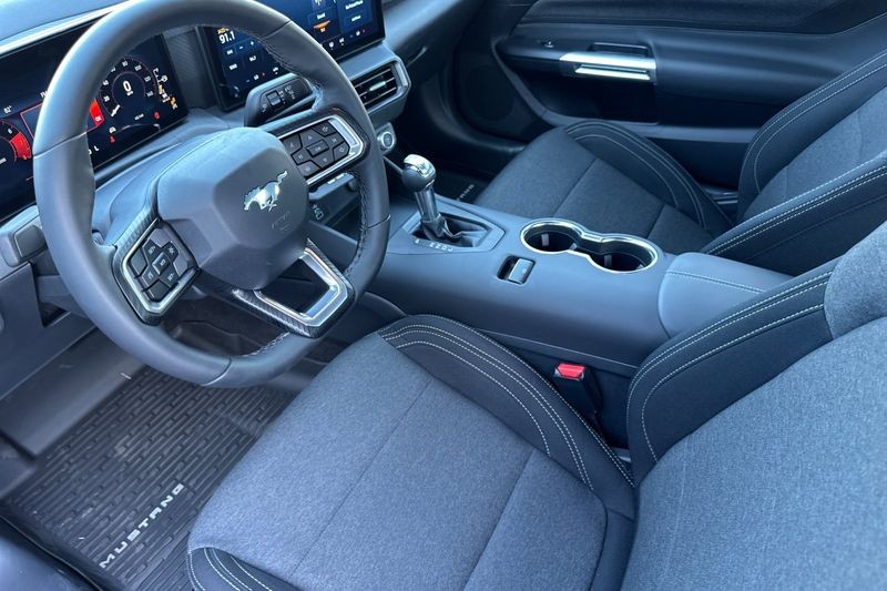 Ford Mustang Vehicle Full-screen Gallery Image 09