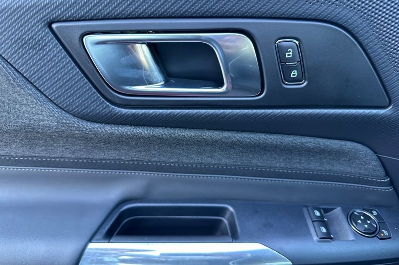 Ford Mustang Vehicle Full-screen Gallery Image 10