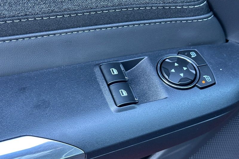 Ford Mustang Vehicle Full-screen Gallery Image 11