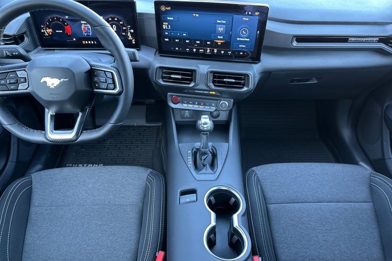 Ford Mustang Vehicle Full-screen Gallery Image 13
