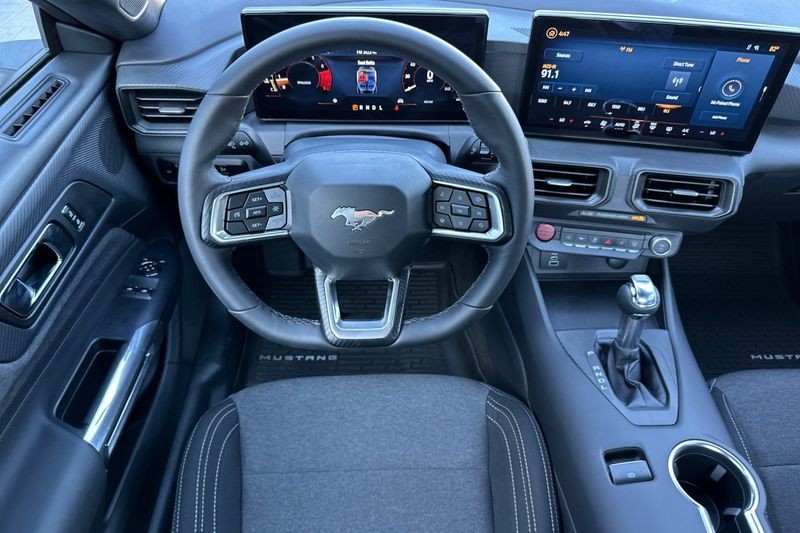 Ford Mustang Vehicle Full-screen Gallery Image 14