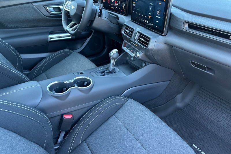 Ford Mustang Vehicle Full-screen Gallery Image 15