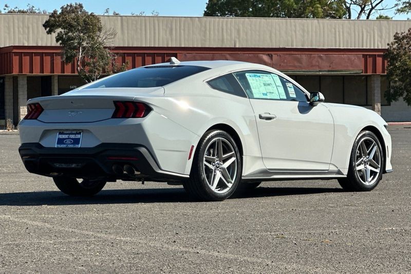 Ford Mustang Vehicle Full-screen Gallery Image 03