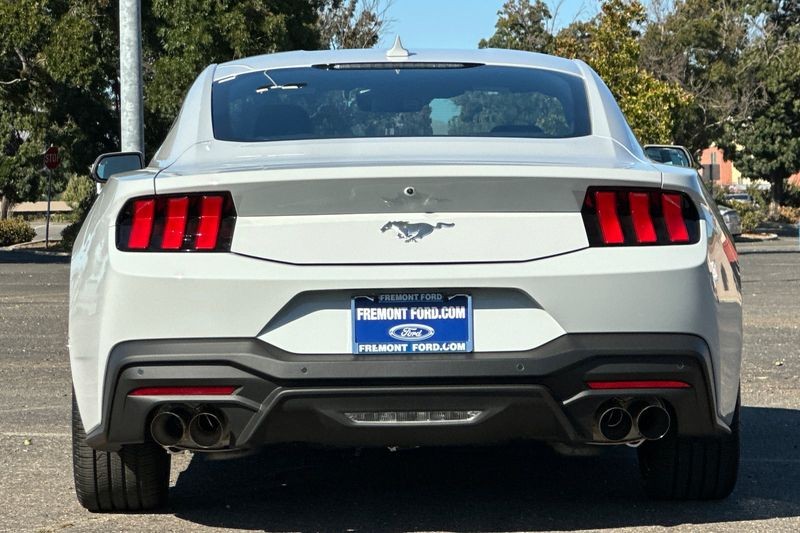 Ford Mustang Vehicle Full-screen Gallery Image 04