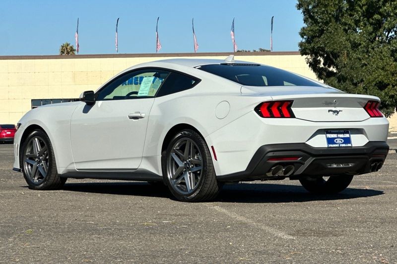 Ford Mustang Vehicle Full-screen Gallery Image 05