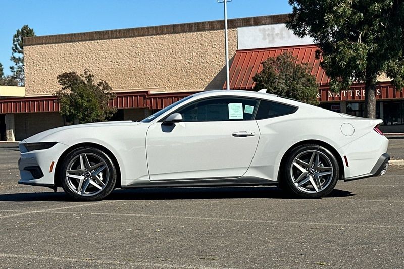 Ford Mustang Vehicle Full-screen Gallery Image 06
