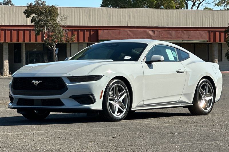 Ford Mustang Vehicle Full-screen Gallery Image 07