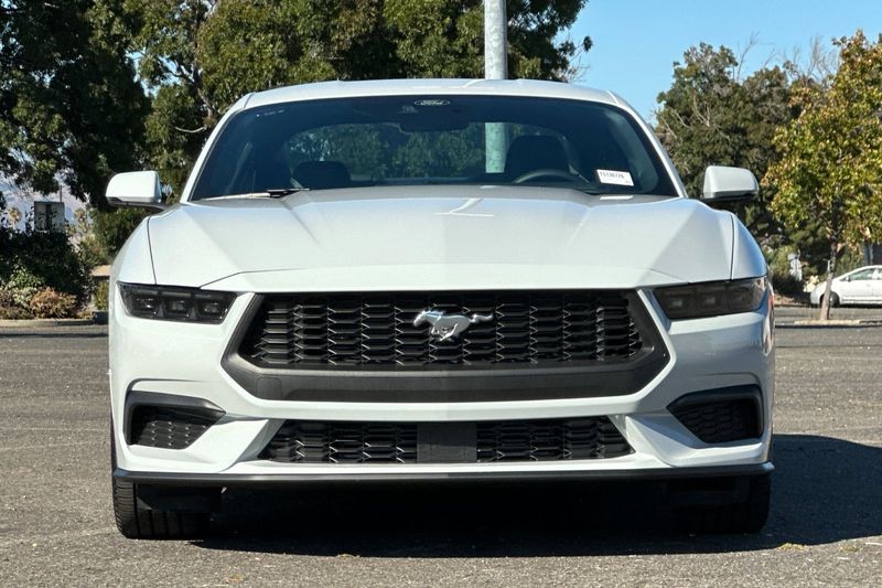 Ford Mustang Vehicle Full-screen Gallery Image 08