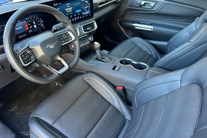 Ford Mustang Vehicle Full-screen Gallery Image 09