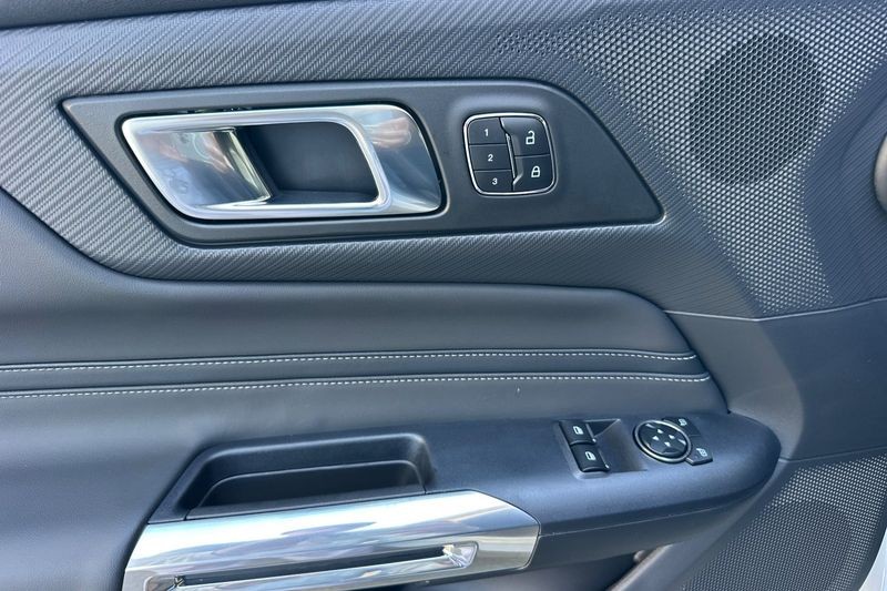 Ford Mustang Vehicle Full-screen Gallery Image 10