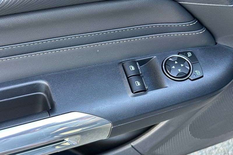 Ford Mustang Vehicle Full-screen Gallery Image 11