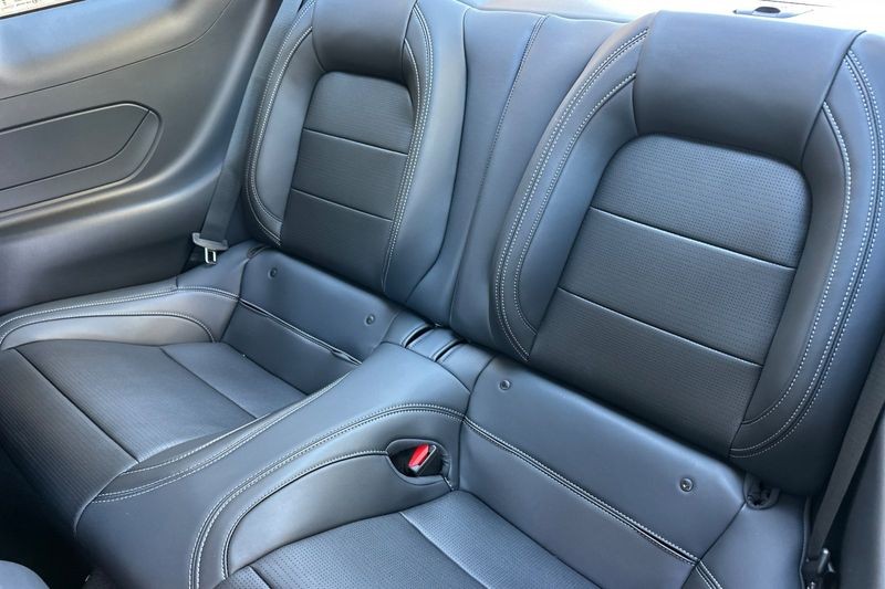Ford Mustang Vehicle Full-screen Gallery Image 12