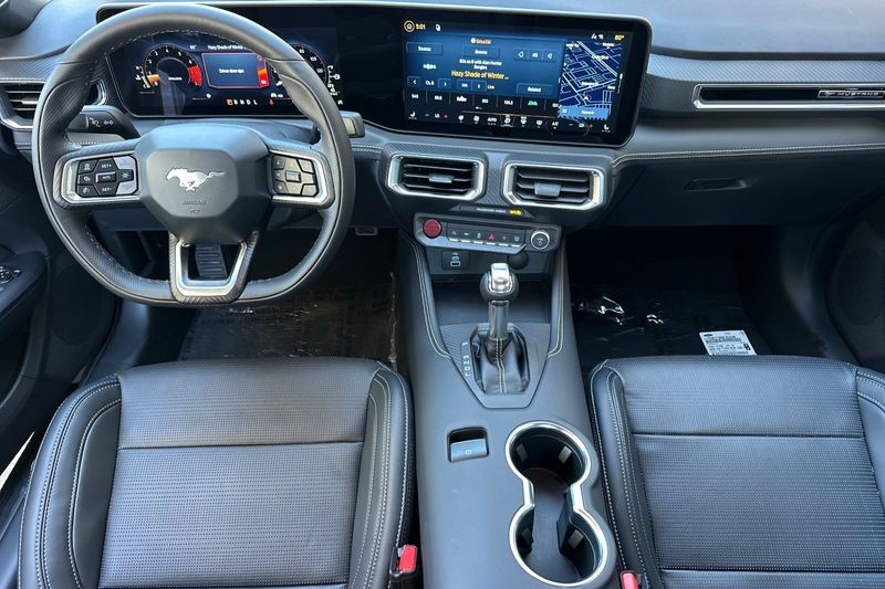 Ford Mustang Vehicle Full-screen Gallery Image 13