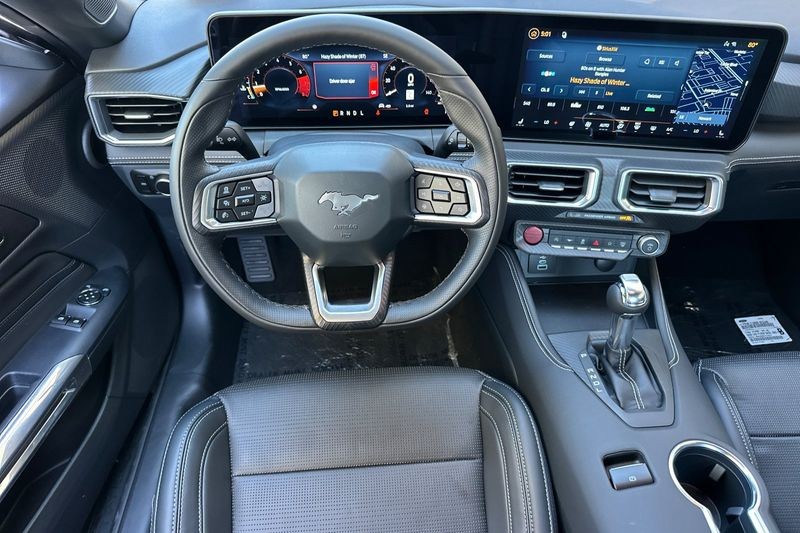 Ford Mustang Vehicle Full-screen Gallery Image 14