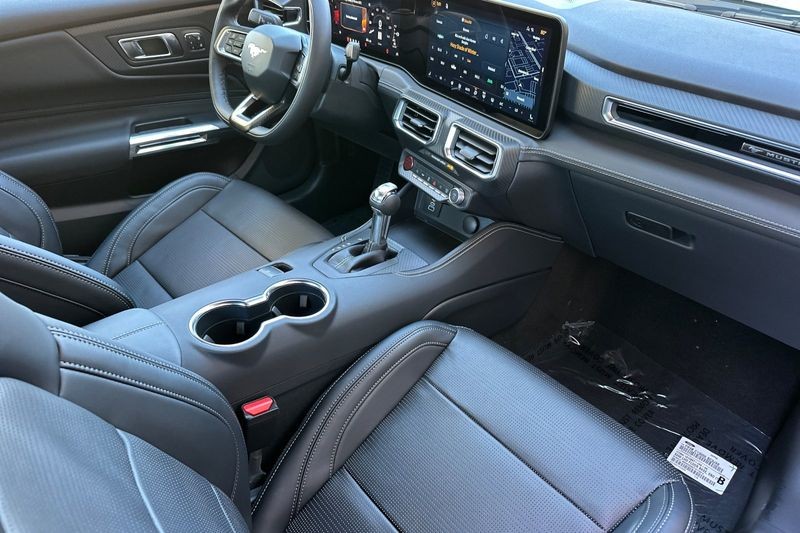 Ford Mustang Vehicle Full-screen Gallery Image 15