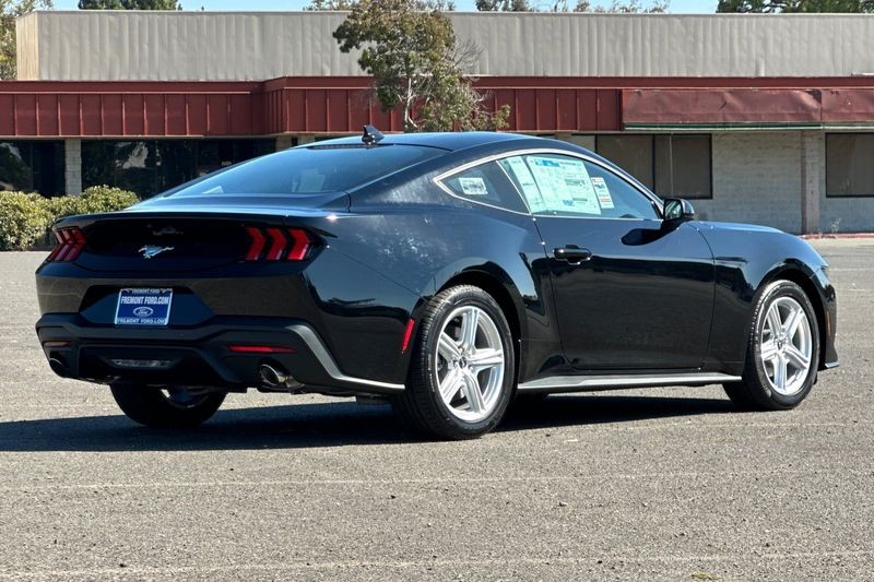Ford Mustang Vehicle Full-screen Gallery Image 03
