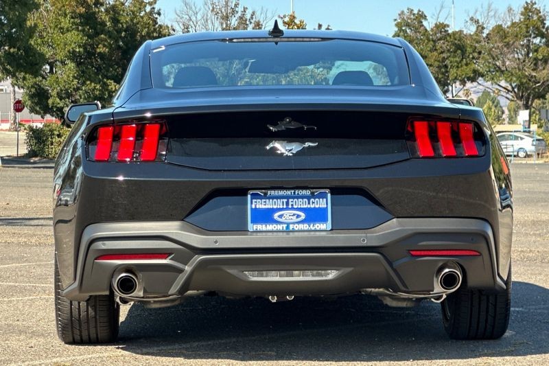 Ford Mustang Vehicle Full-screen Gallery Image 04