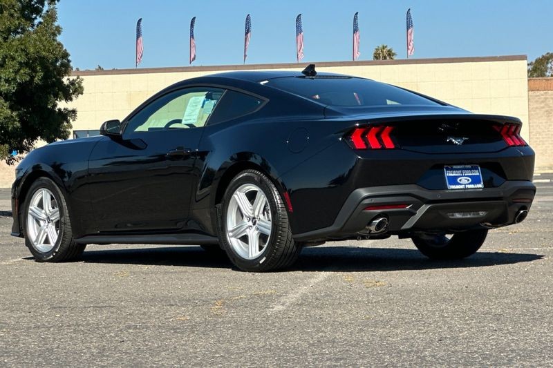 Ford Mustang Vehicle Full-screen Gallery Image 05
