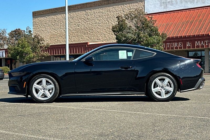 Ford Mustang Vehicle Full-screen Gallery Image 06