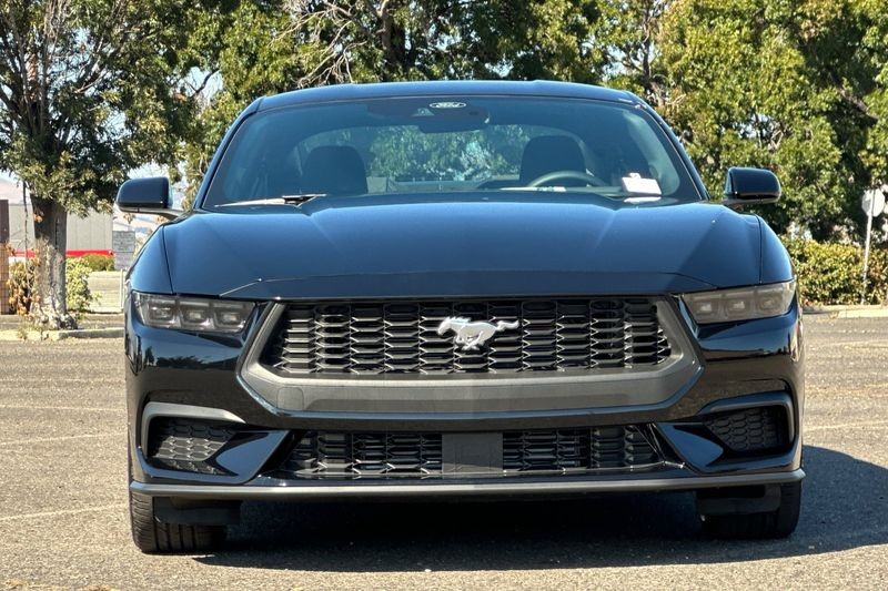 Ford Mustang Vehicle Full-screen Gallery Image 08