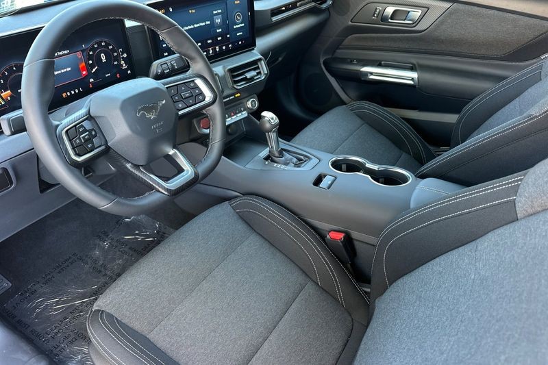 Ford Mustang Vehicle Full-screen Gallery Image 09