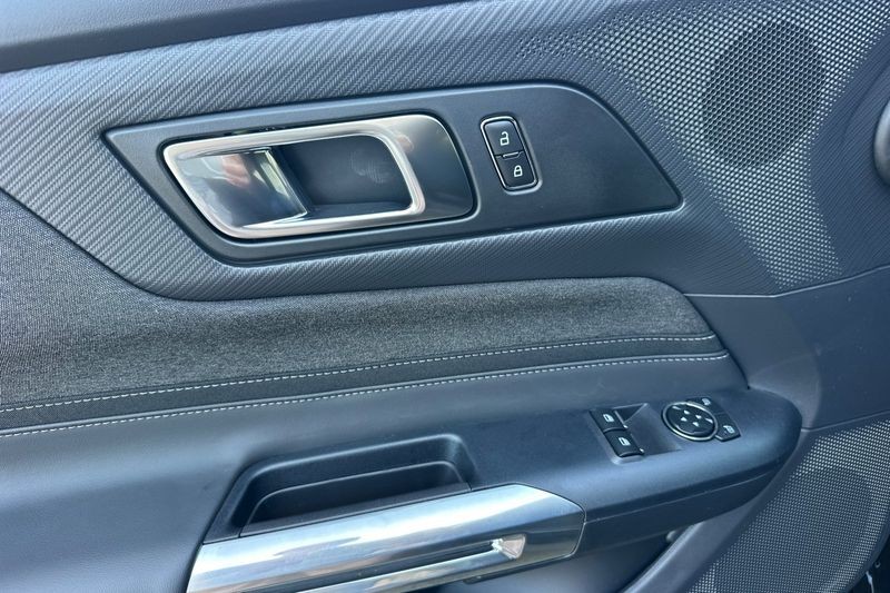 Ford Mustang Vehicle Full-screen Gallery Image 10