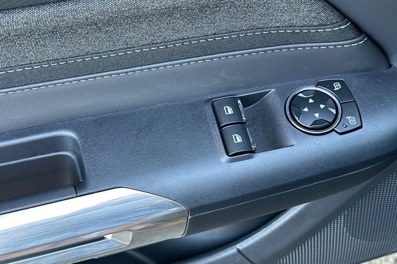 Ford Mustang Vehicle Full-screen Gallery Image 11