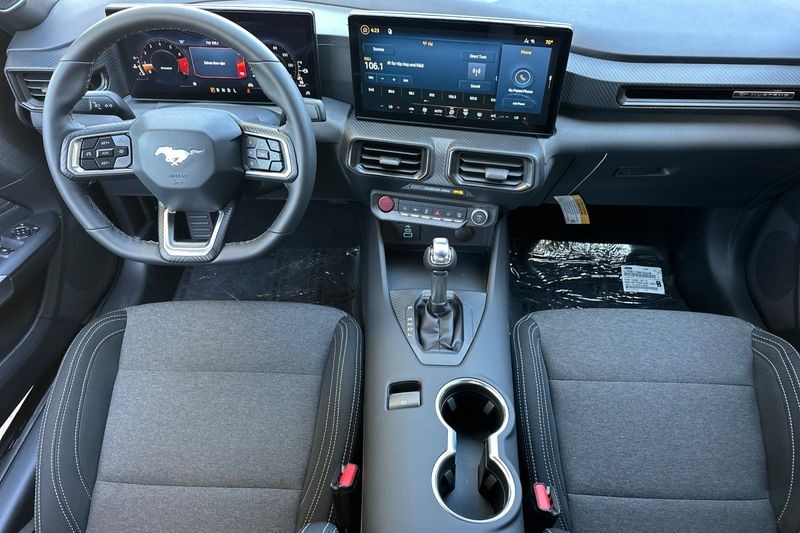 Ford Mustang Vehicle Full-screen Gallery Image 13