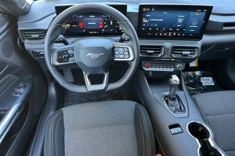Ford Mustang Vehicle Full-screen Gallery Image 14