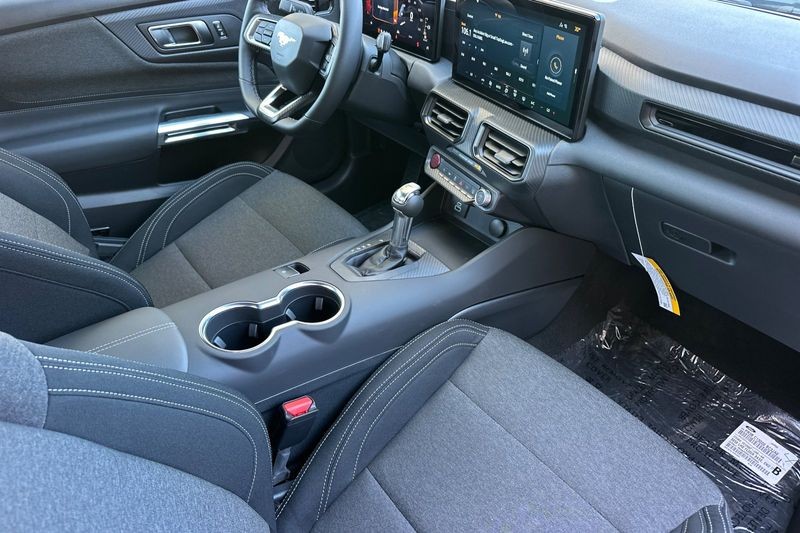 Ford Mustang Vehicle Full-screen Gallery Image 15