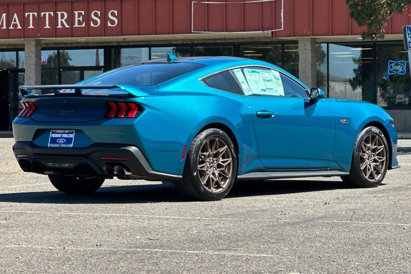 Ford Mustang Vehicle Full-screen Gallery Image 03