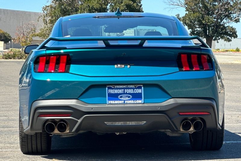 Ford Mustang Vehicle Full-screen Gallery Image 04